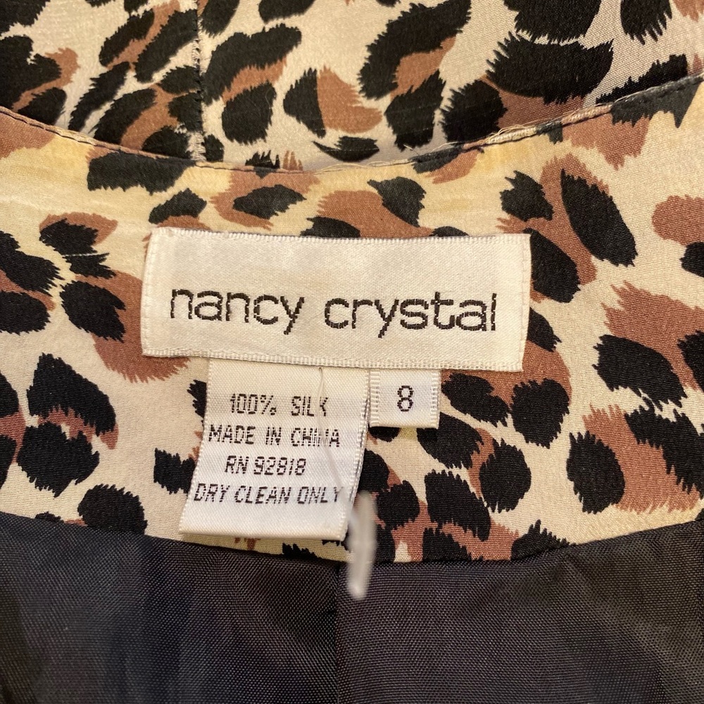 Nancy Crystal - VTG SILK leopard print v-neck sleeveless button up top, … - Picture 7 of 7